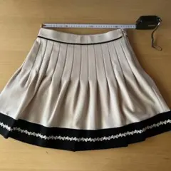 ベージュと黒のプリーツミニスカート Sサイズ