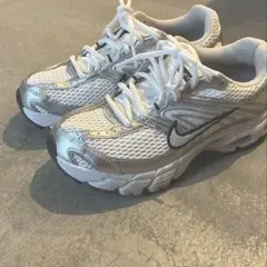 美品♡＜NIKE ＞W AIRMAX MOTO2Kのサムネイル