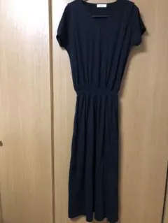 黒いVネック半袖ロングワンピース