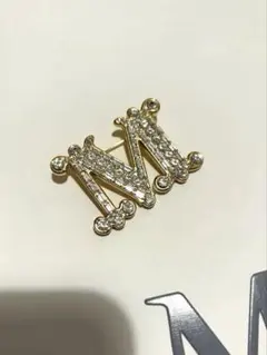 MaxMara ロゴ　M字型ブローチ　ストーン　ゴールド金具　クリア　大粒のサムネイル