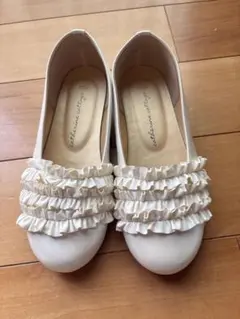 フリル付きホワイトバレエシューズ