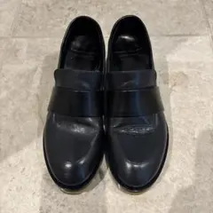 黒いストラップ付きローファー