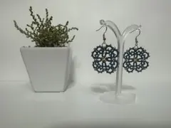 タティングレース クローバー型ピアス ダークブルー