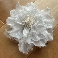 ホワイト 花モチーフ コサージュ ブローチ 学校行事