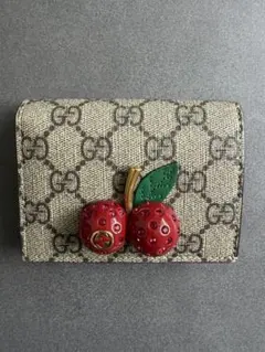 GUCCI グッチ ストロベリー いちご 財布 二つ折り 2020最新/限定いちごが可愛い〔グッチ 苺 ズゥミ〕ストロベリー