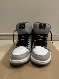 グレー スニーカー