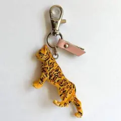 ヒョウ柄な猫のキーホルダー