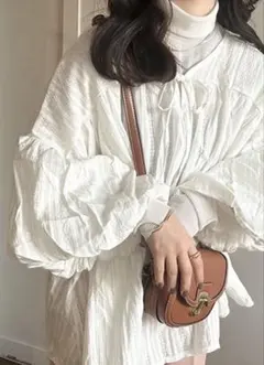 ホワイト バルーンスリーブ シャツ　リボンブラウス