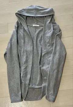 フード付きグレーのカーディガン