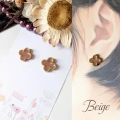 人気ꕤ୭*四葉 クローバー ミニ ピアス イヤリング ベージュ