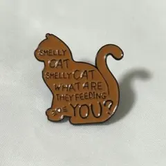 猫 ピンバッジ ブローチ CAT 英字 SMELLY CAT アクセサリー