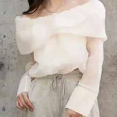 新品✨chico フリル2WAYオフショル ブラウスのサムネイル