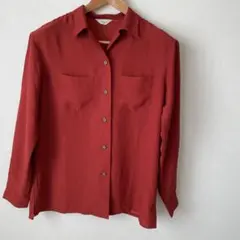 赤のボタン付き長袖シャツ