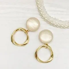 シェル風カボション&ひねりゴールドリング（小）のピアス