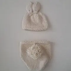 ウサギ耳付きニット帽とおむつセット
