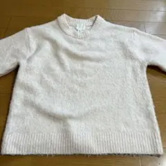 淡いピンクのクルーネックセーター