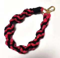 ハンドメイド　黒とピンクのハンドストラップ