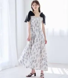 【美品】anmille アンミール　リボンストラップフレアワンピース　花柄
