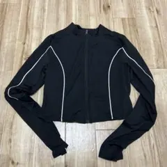 ブラック クロップド 長袖トップス