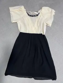 アイボリーと黒のフリル袖ワンピース