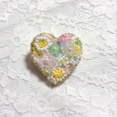 やさしい色合い パステル ビーズ刺繍 ハートブローチ 花モチーフ 一点物