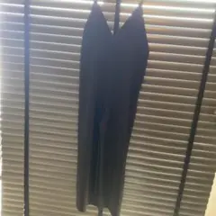 黒いVネックオールインワン