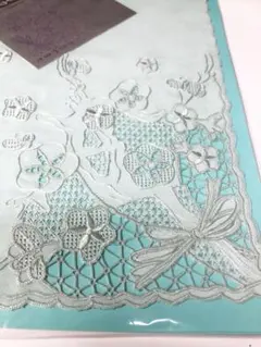 スワトウ（汕頭）の刺繍、シルク100パーセント　ハンカチ