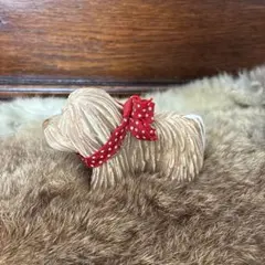 犬の置物 フィギュア　赤いリボン付き　オールドイングリッシュシープドッグ？