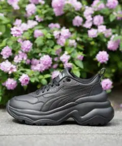 PUMA ウィメンズ　厚底ブラックスニーカー