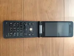 ガラケー 折りたたみ式 黒キャリア: au﻿ メーカー: 京セラ﻿
