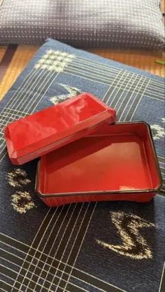 【2個セット　再出品その伍】赤い漆器 重箱 蓋付き（鰻の長焼用）新品•未使用