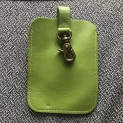 小物収納に便利なレザーポーチ