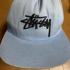 ステューシー キャップ 刺繍ロゴ ツバ裏チェック スカイブルー スナップバック