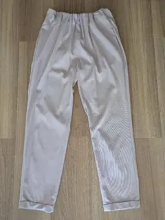 軽やかなタペタードパンツ
