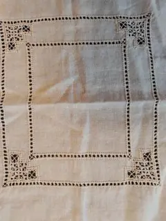 アイボリー色の刺繍入りレースデザインのテーブルクロス　ビンテージ