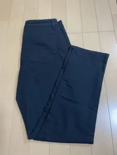 スリムフィット 黒パンツ バックポケット付き