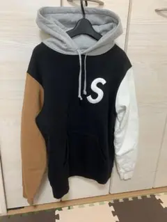 【希少カラー】supremeワンポイント 刺繍パーカーSロゴ マルチカラー 希少カラー】supremeワンポイント 刺繍パーカーSロゴ マルチカラー