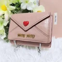 人気カラー美品✨ミュウミュウ♡マドラスラブレター三つ折り財布　ゴールド金具