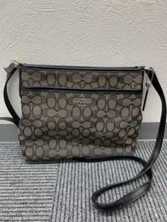 COACH コーチ シグネチャー ショルダーバッグ ブラック チャーム付きのサムネイル