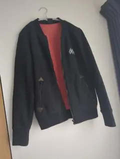 黒いスウェットジャンパー 内側オレンジ
