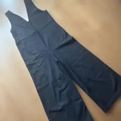 黒いVネックワイドレッグサロペット