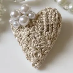 363 刺繍　ブローチ　ハート　ベージュ　パールビーズ　ハンドメイド