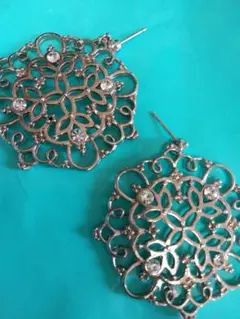 未使用・自宅保管) メッキ シルバー色 雪の結晶 のよう ピアス