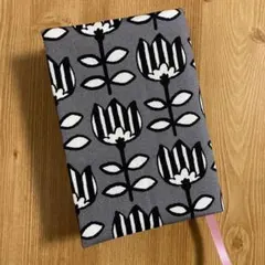 文庫本用　セブンベリー　グレー北欧風チューリップ柄ブックカバー☆ハンドメイド