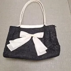 リボン付き黒と白トートバッグ