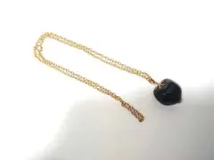 黒いペンダント付き金属チェーンネックレス