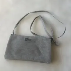 グレーの布製ウォレットバッグzucca