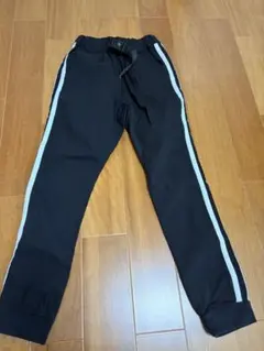 黒 ストライプ付き スリムフィットパンツ