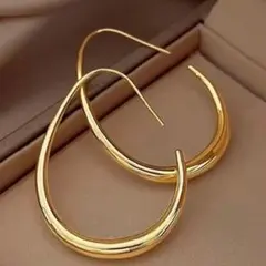 ゴールドループピアス 大きめ 揺れる しずく型 高見え 軽い 結婚式 パーティー