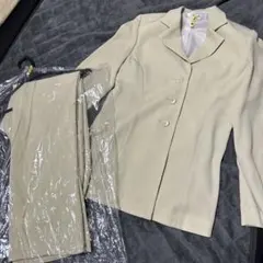 ベージュ スーツ フォーマル パンツ付き　９号　レディース
